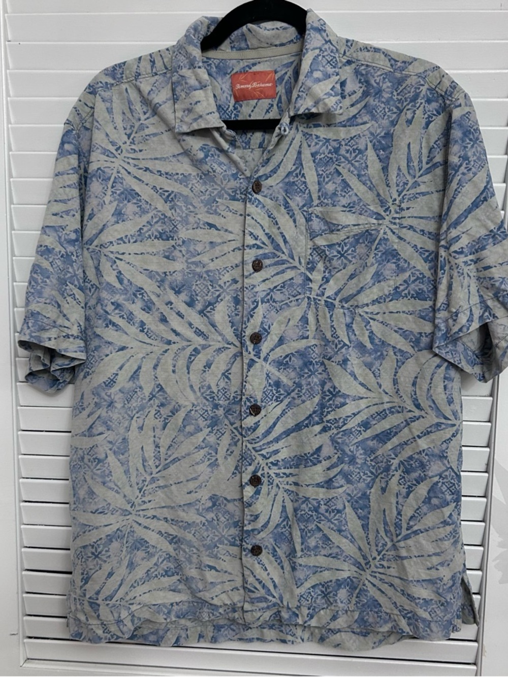 Tommy Bahama 100% Silk blue Hawaiian button down shirt men’s size medium
